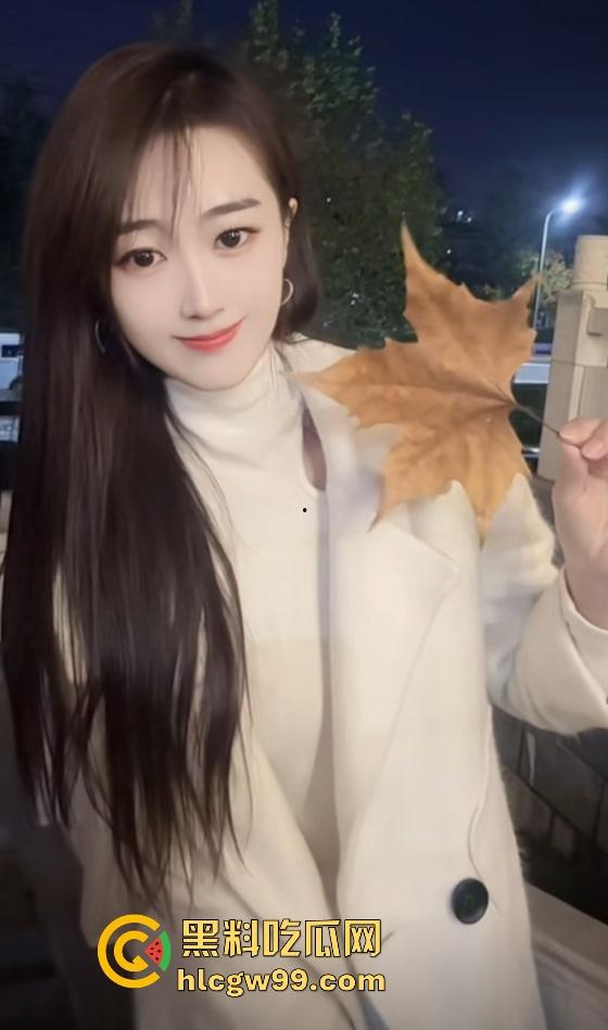 抖音主播『 小龙女』流量密码解锁，跳蛋一塞，骚逼水库瞬间泄洪，喷得满地湿哒哒，地表最强喷泉！  第8张