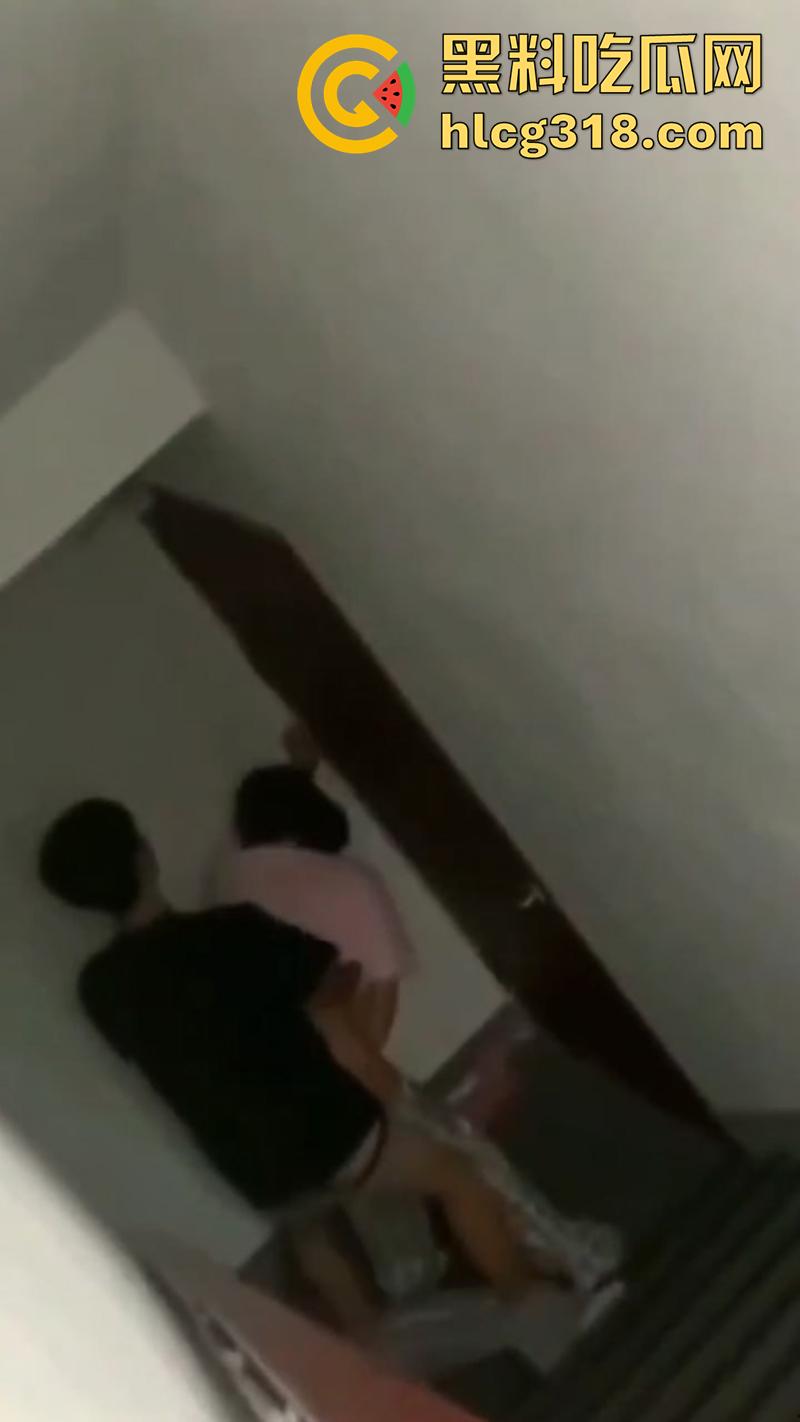 图书馆偷情兄弟女友，兄弟还在楼下看书，俩人偷偷到员工走廊，传出阵阵淫叫声，玩的太大胆了！  第5张