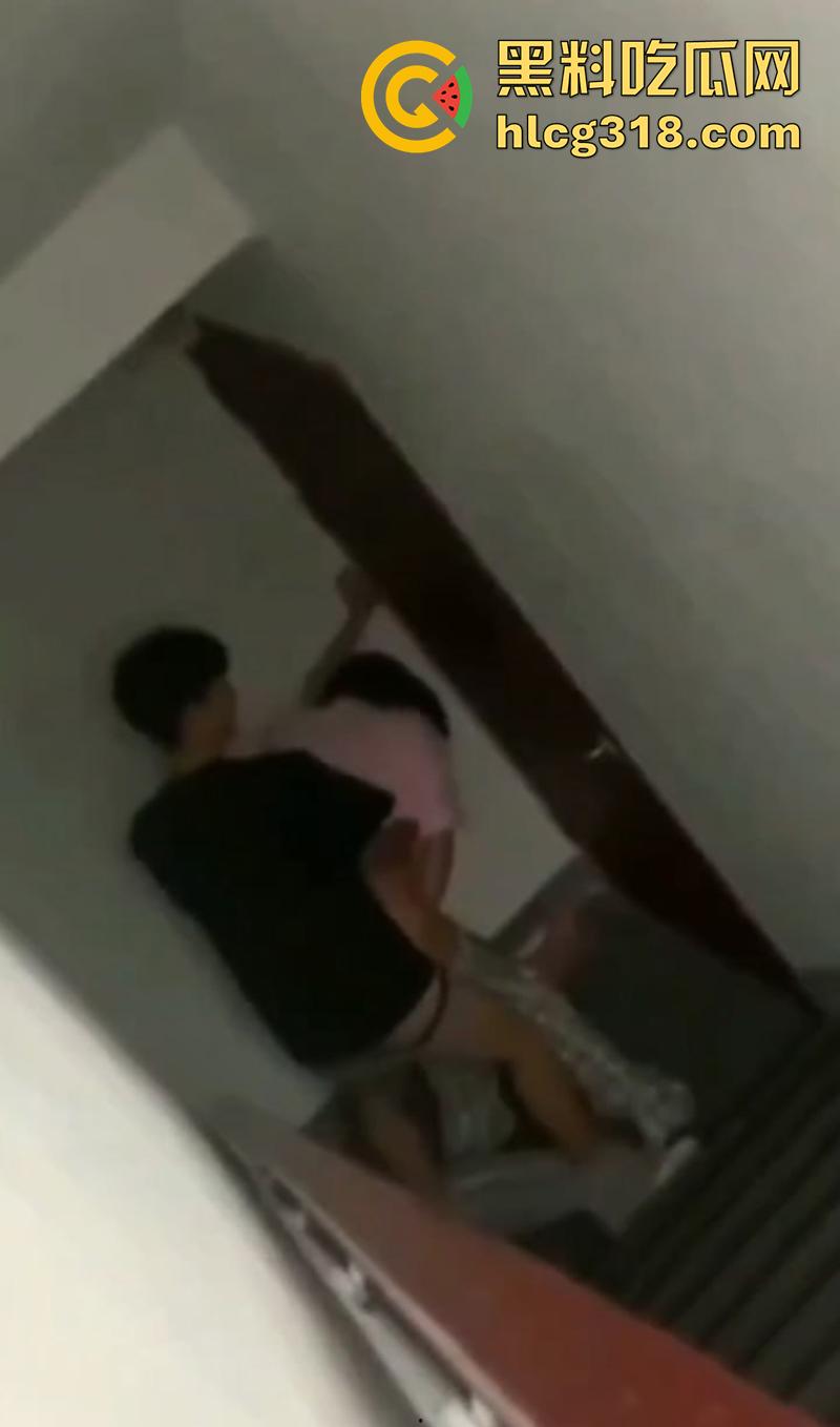 图书馆偷情兄弟女友，兄弟还在楼下看书，俩人偷偷到员工走廊，传出阵阵淫叫声，玩的太大胆了！  第6张