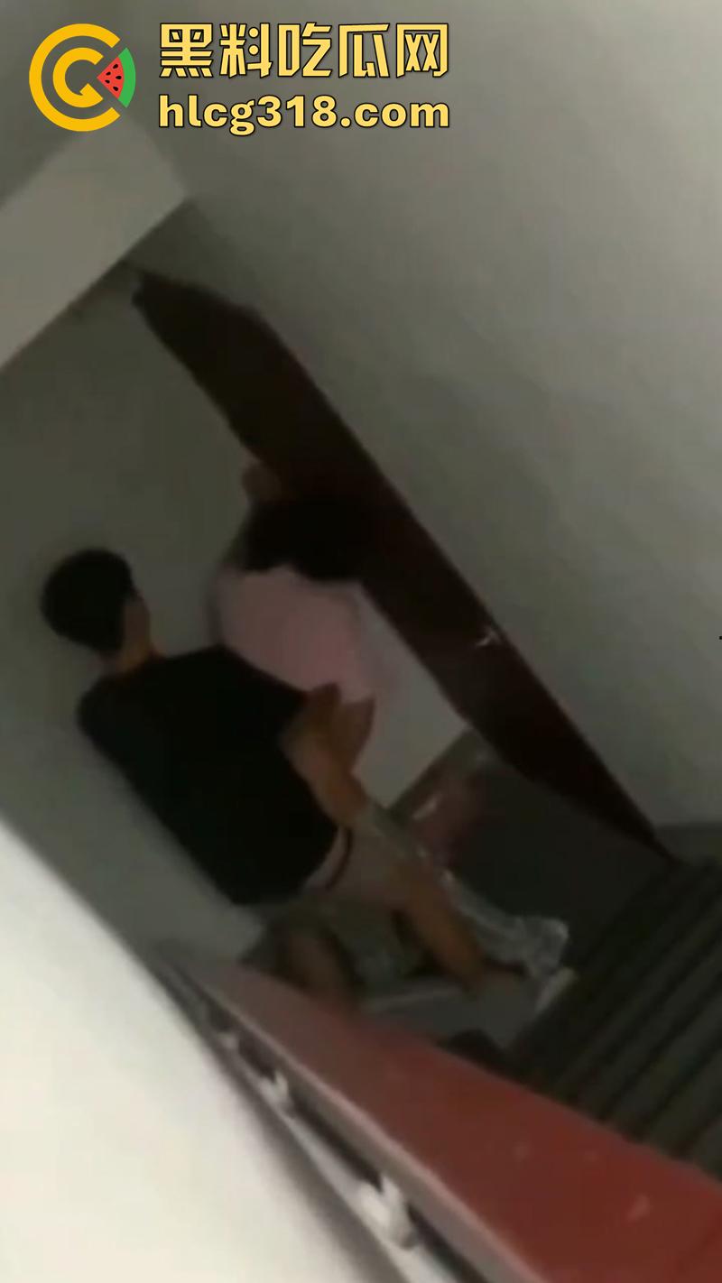 图书馆偷情兄弟女友，兄弟还在楼下看书，俩人偷偷到员工走廊，传出阵阵淫叫声，玩的太大胆了！  第7张