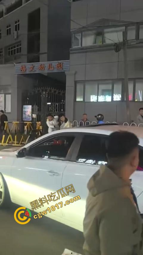 通州暴力事件震惊全城，饿了么专送外卖员突然发难，残忍刺客眼睛，现场混乱，令人毛骨悚然！  第3张