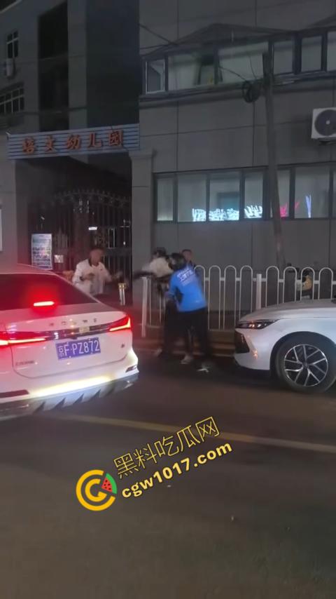 通州暴力事件震惊全城，饿了么专送外卖员突然发难，残忍刺客眼睛，现场混乱，令人毛骨悚然！  第4张