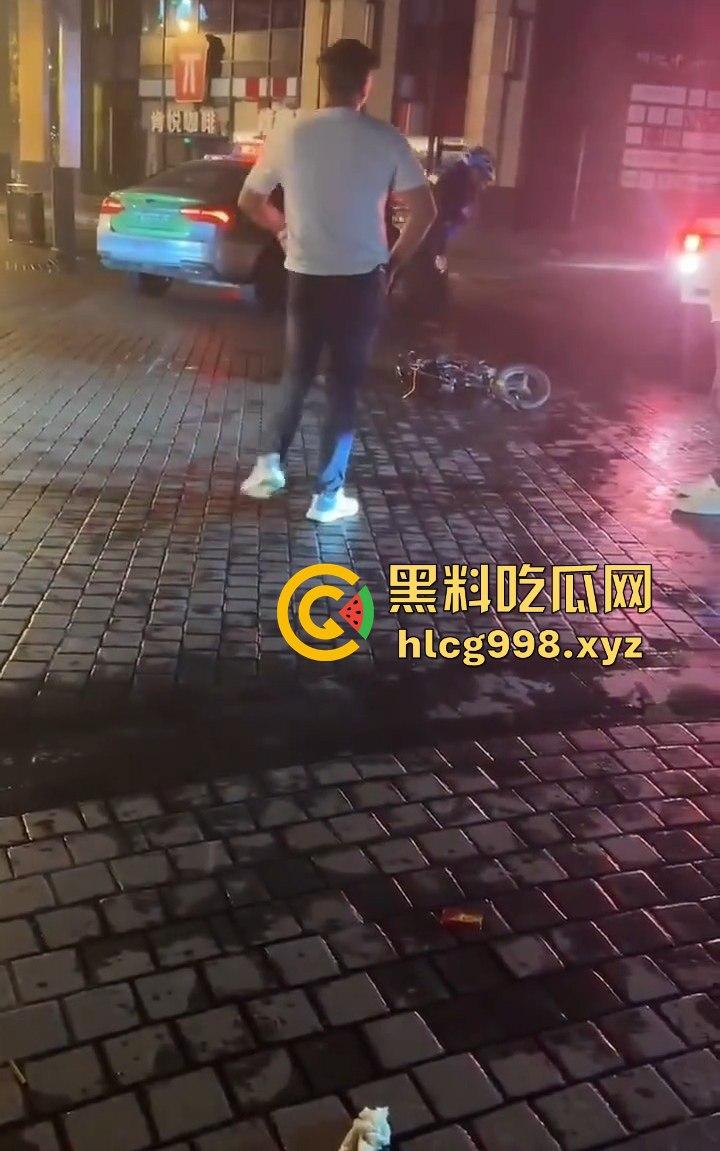 四川成都代驾闹乌龙！醉酒男误开他人车后备箱，双方争执升级，最后直接上演街头斗殴！  第3张