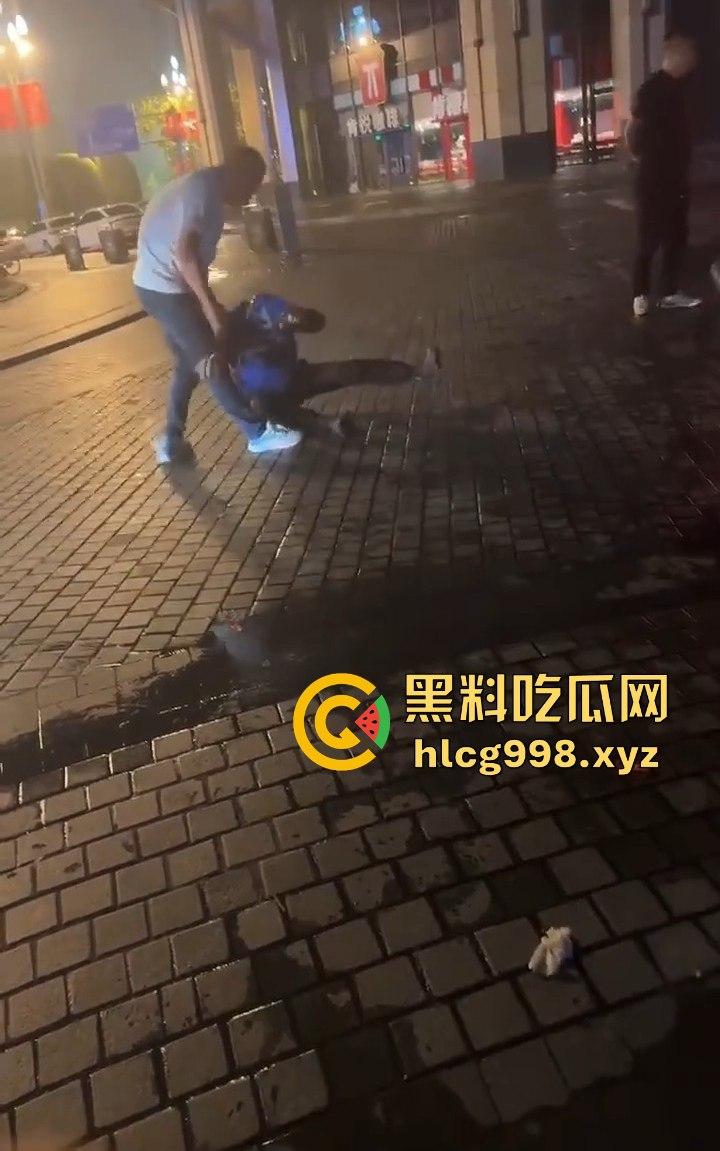 四川成都代驾闹乌龙！醉酒男误开他人车后备箱，双方争执升级，最后直接上演街头斗殴！  第6张