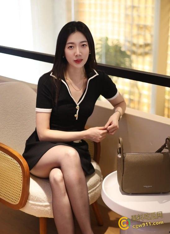 推开厕所门想洗澡，看到真空开档丝袜短裙的小姨，厕所主动勾引跪地口交，瑜伽垫上被后入无套内射 ！  第2张