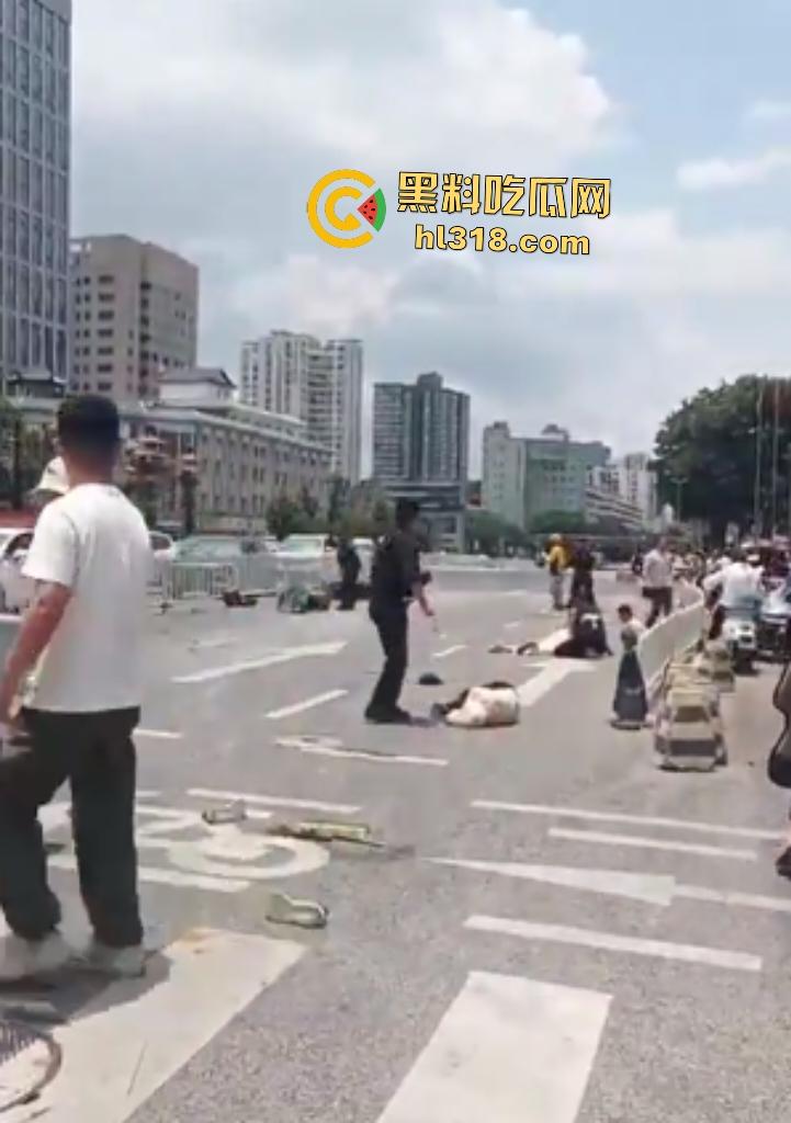 7月20日下午昆明金马坊坦克300狂飙撞人屠杀，司机被特警乱枪击毙，路人看到汽车都怕！  第2张