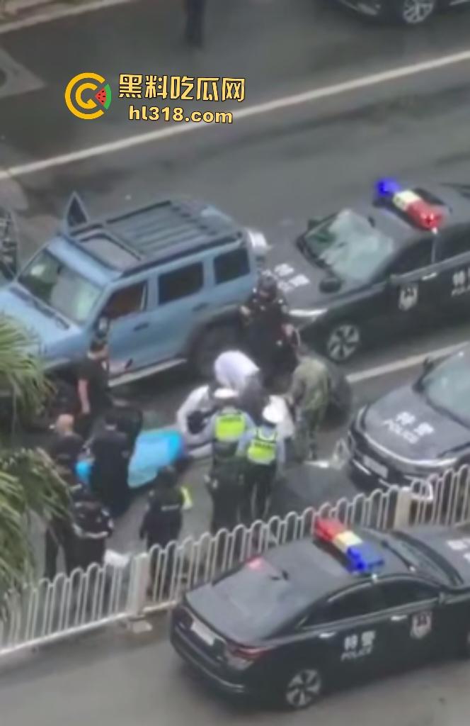 7月20日下午昆明金马坊坦克300狂飙撞人屠杀，司机被特警乱枪击毙，路人看到汽车都怕！  第4张