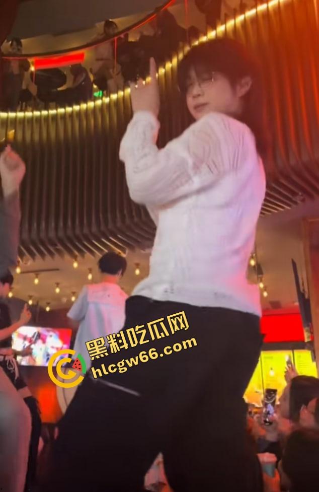 长沙春天夜店姐姐们爆玩男模，腹肌热舞搔到湿，小仙女们轮流上手，今晚不射都难！  第4张