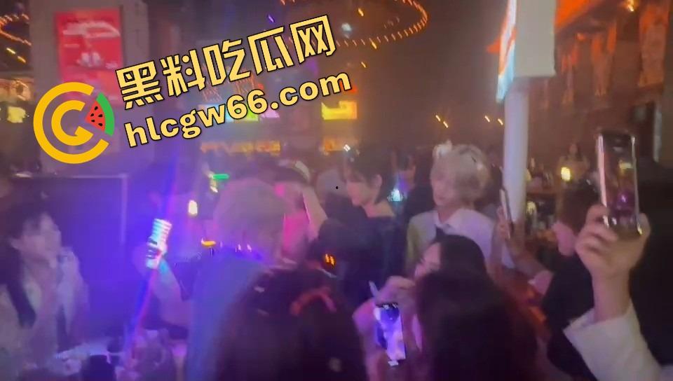 长沙春天夜店姐姐们爆玩男模，腹肌热舞搔到湿，小仙女们轮流上手，今晚不射都难！  第16张