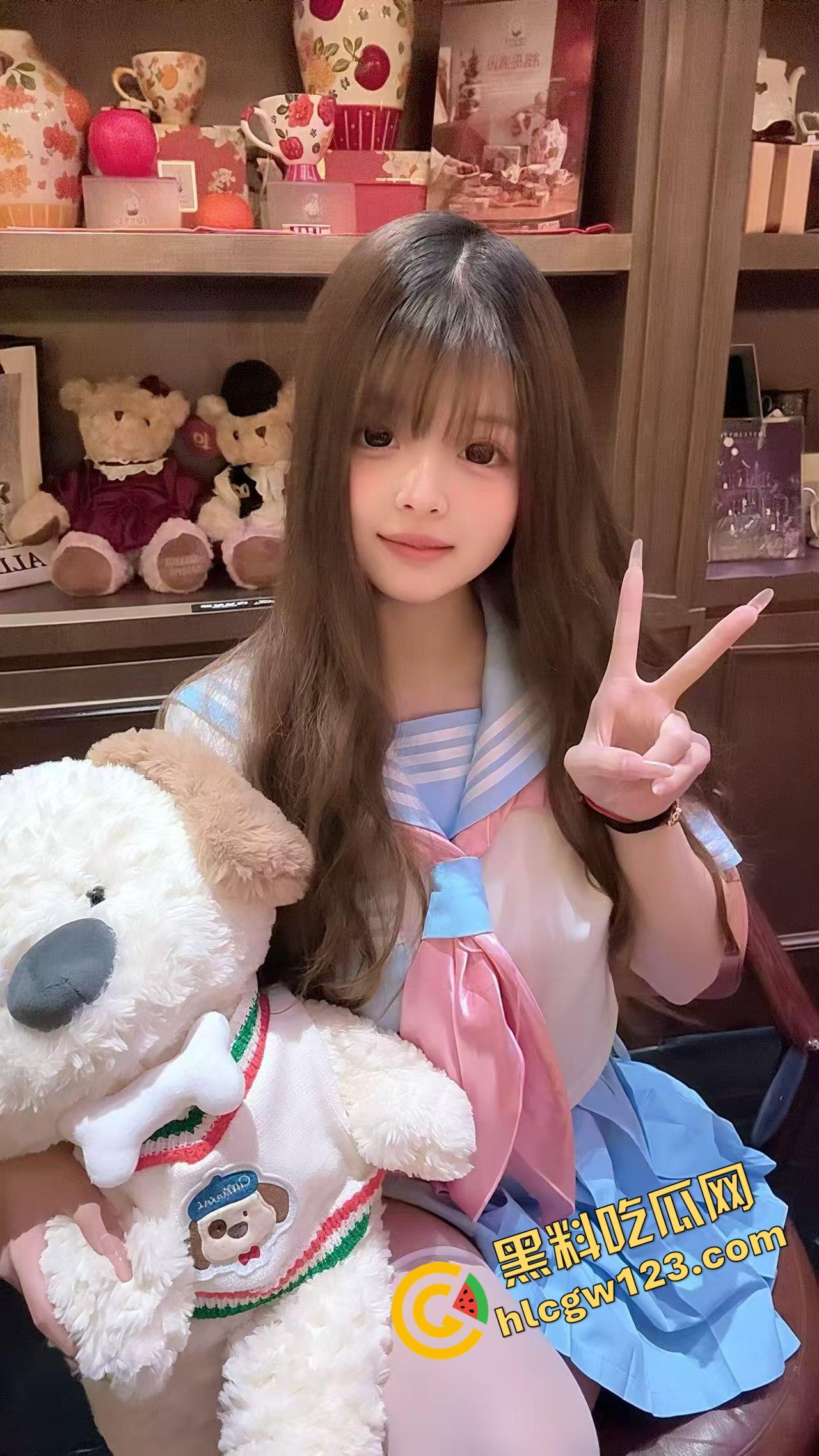 推特骚鸡YH商场试衣间啪啪全程露脸，头摁墙上强行内射，呻吟声大得像在打擂台，屁股拍成红斑图！  第3张