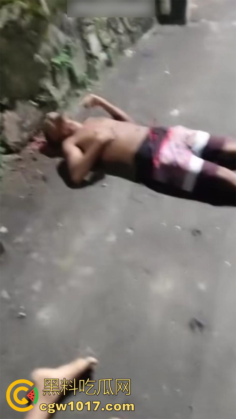 国外偷情的惨痛代价，情夫直接被爆头，老公不解恨还上前补枪，这出轨的代价还真不小啊！  第3张