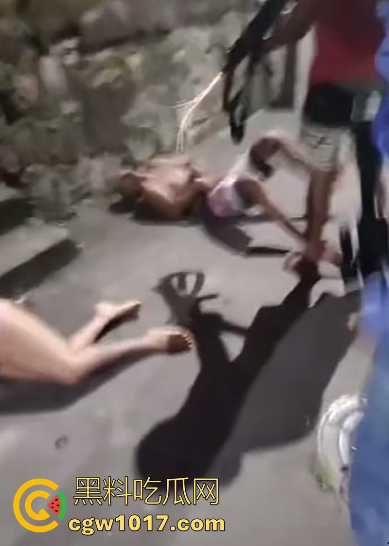 国外偷情的惨痛代价，情夫直接被爆头，老公不解恨还上前补枪，这出轨的代价还真不小啊！  第6张