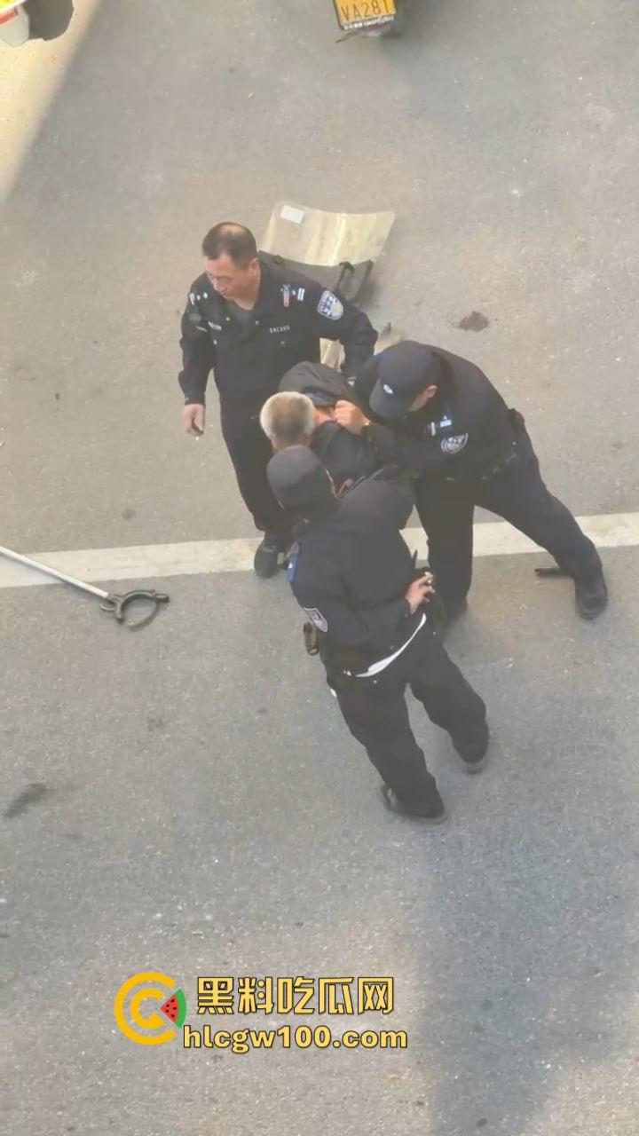 大爷不语只想砍人 汕尾市海丰县单身老头当街挥刀泄愤吓坏路人  疑似故意混牢饭？ 第8张