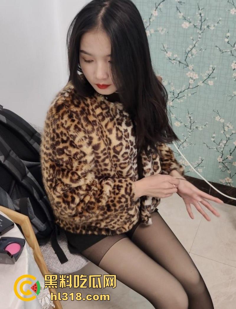 武汉舞蹈学院高颜值清纯舞蹈生【林沫沫】调教视频曝光，被金主包养完美露脸操嘴后入，口爆吞精视觉盛宴！  第2张