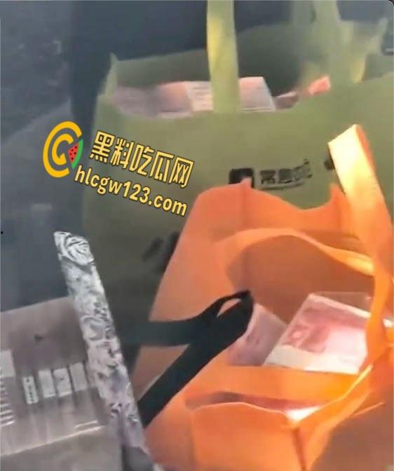 宝马哥豪掷300万现金街头撒钱，霸气扬言买奔驰砸烂，钞票狂舞撩爆全场！  第3张