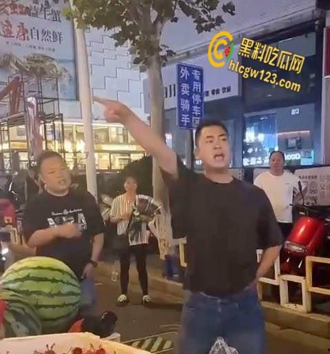 宝马哥豪掷300万现金街头撒钱，霸气扬言买奔驰砸烂，钞票狂舞撩爆全场！  第4张