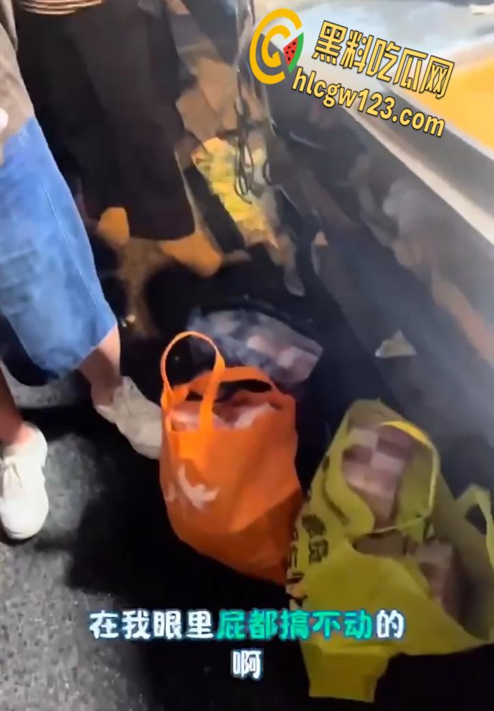 宝马哥豪掷300万现金街头撒钱，霸气扬言买奔驰砸烂，钞票狂舞撩爆全场！  第7张