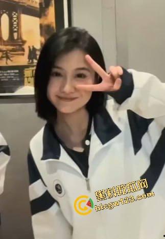 日照女大学生『孙欣欣』体育生前后夹击坐脸吃鸡双手撸两根，3P群啪、吃鸡69全来玩得跟条狗一样！  第3张