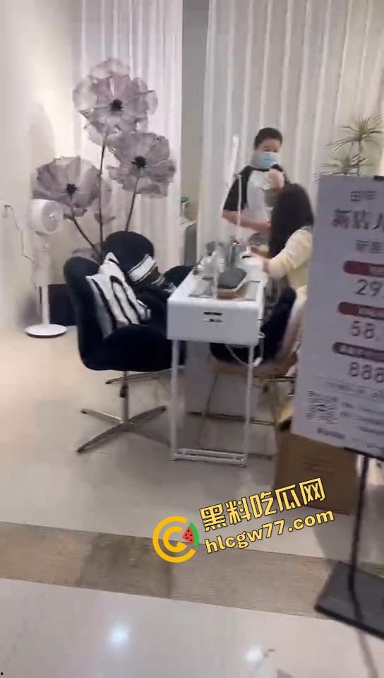 美甲店撕逼名场面，正室冲店狂扇小三，吊带扯烂奶子快蹦飞，围观群众全程高能吃瓜！  第1张