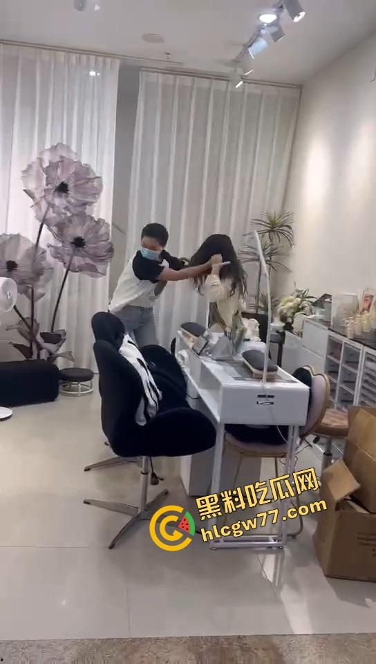 美甲店撕逼名场面，正室冲店狂扇小三，吊带扯烂奶子快蹦飞，围观群众全程高能吃瓜！  第2张