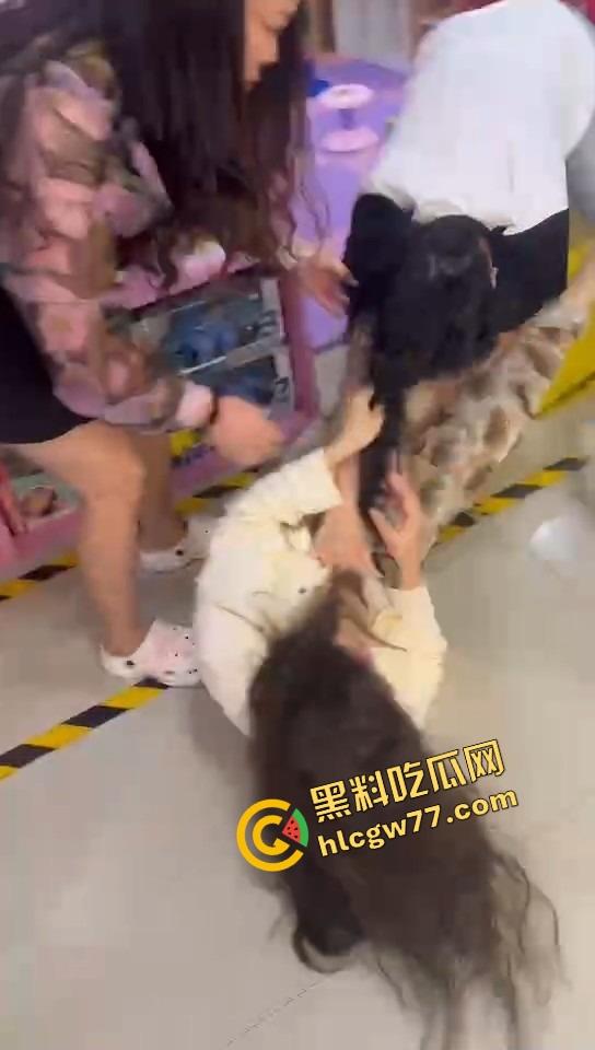 美甲店撕逼名场面，正室冲店狂扇小三，吊带扯烂奶子快蹦飞，围观群众全程高能吃瓜！  第8张