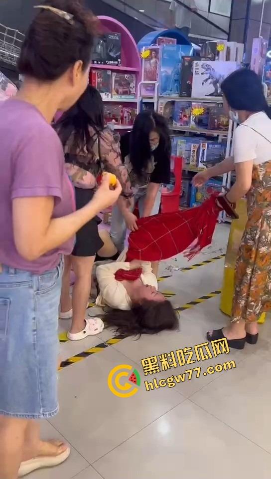 美甲店撕逼名场面，正室冲店狂扇小三，吊带扯烂奶子快蹦飞，围观群众全程高能吃瓜！  第10张