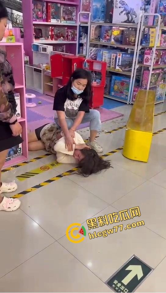 美甲店撕逼名场面，正室冲店狂扇小三，吊带扯烂奶子快蹦飞，围观群众全程高能吃瓜！  第12张