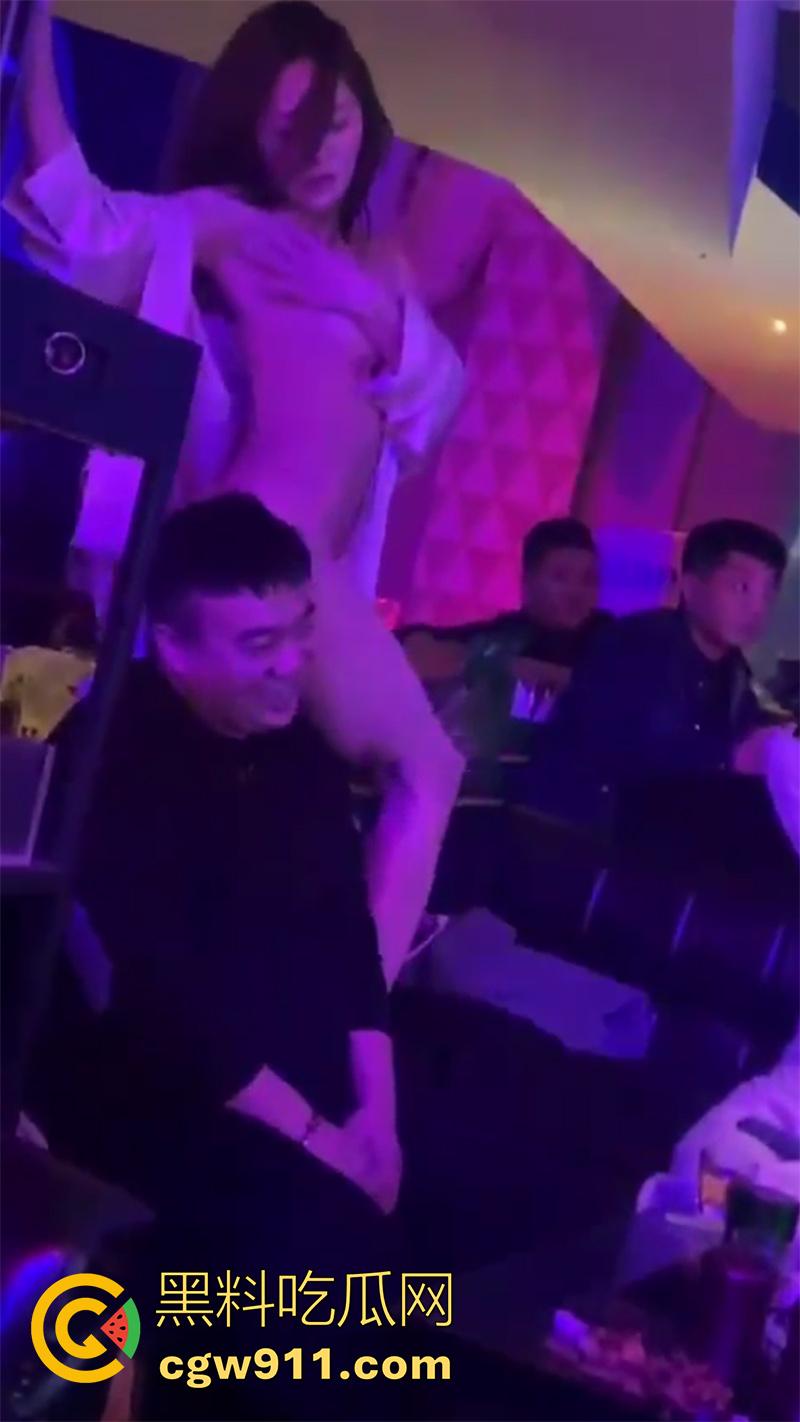 有钱人的淫乱生活夜，夜场骚鸡激情时刻，火辣身材长腿美女，刺激贴身热舞，扭臀吃奶卖弄风骚，大哥笑的都合不拢嘴了！  第2张