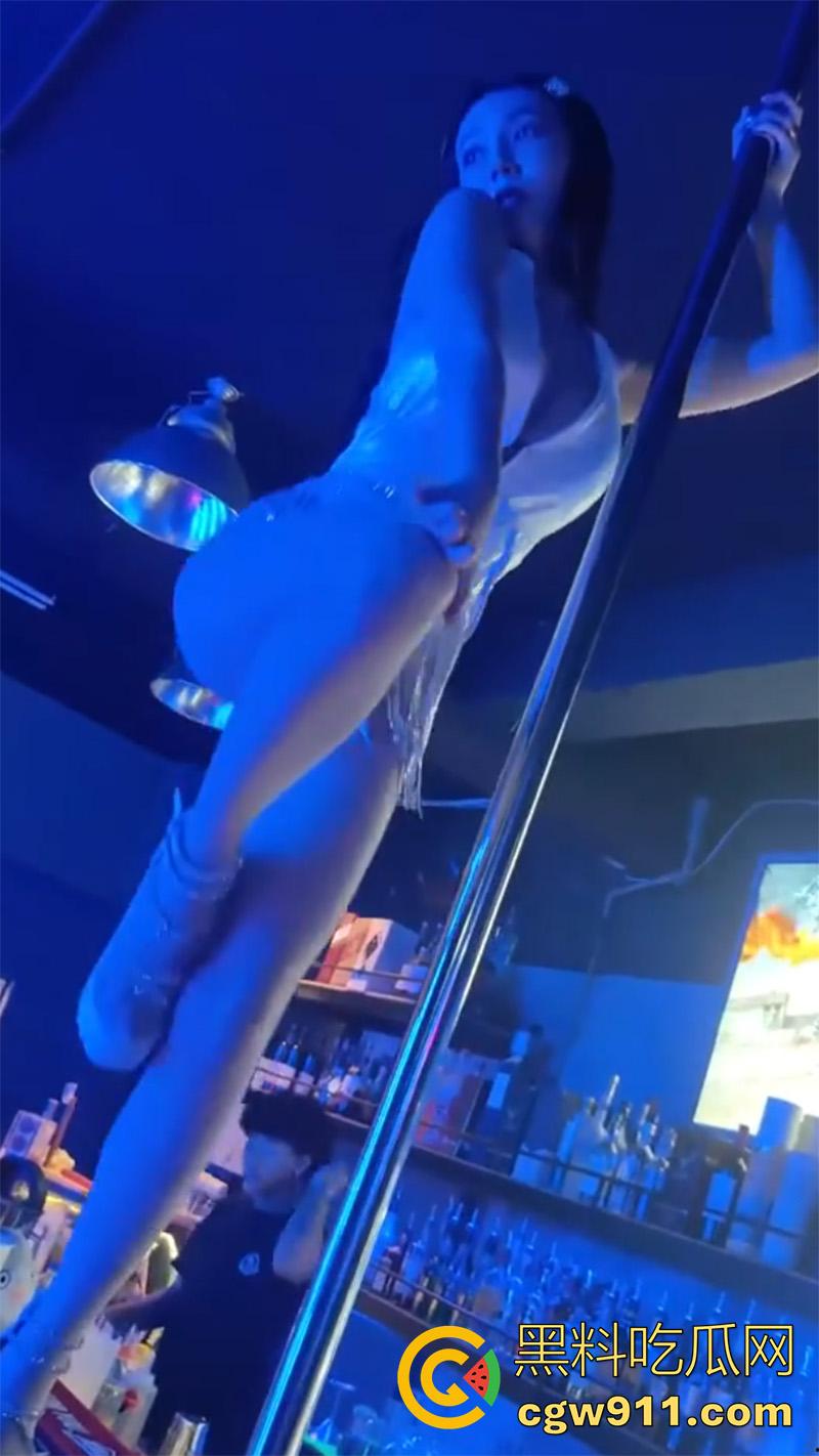 有钱人的淫乱生活夜，夜场骚鸡激情时刻，火辣身材长腿美女，刺激贴身热舞，扭臀吃奶卖弄风骚，大哥笑的都合不拢嘴了！  第17张