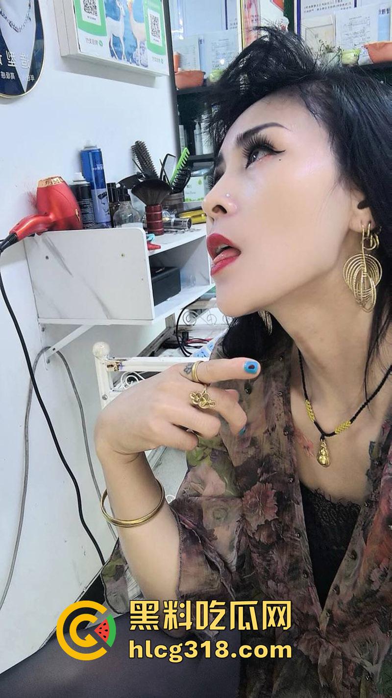 内蒙黑丝理发店老板娘【独领理发店】，离婚后快手擦边穿诱人丝袜卖骚，约炮体育生爆操骚穴！  第4张