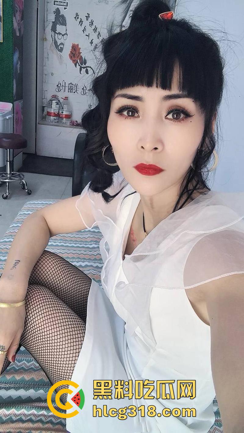 内蒙黑丝理发店老板娘【独领理发店】，离婚后快手擦边穿诱人丝袜卖骚，约炮体育生爆操骚穴！  第5张