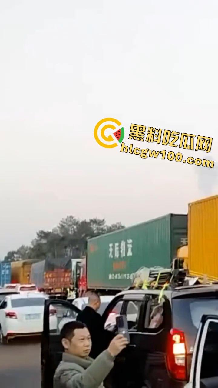 揪心！沪昆高速惊现超级追尾，几十辆车 “叠罗汉”，多辆货车车头被挤压成铁饼  第2张