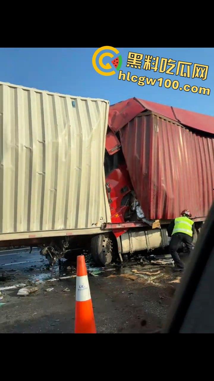 揪心！沪昆高速惊现超级追尾，几十辆车 “叠罗汉”，多辆货车车头被挤压成铁饼  第4张