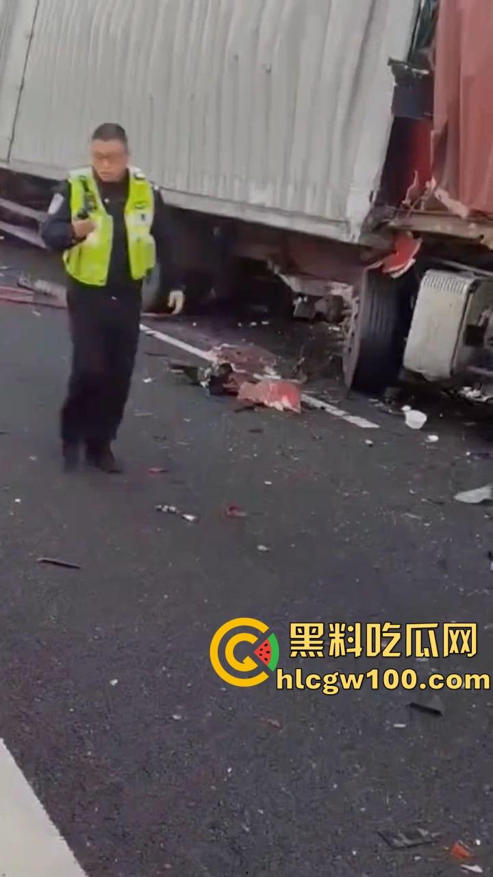 揪心！沪昆高速惊现超级追尾，几十辆车 “叠罗汉”，多辆货车车头被挤压成铁饼  第7张