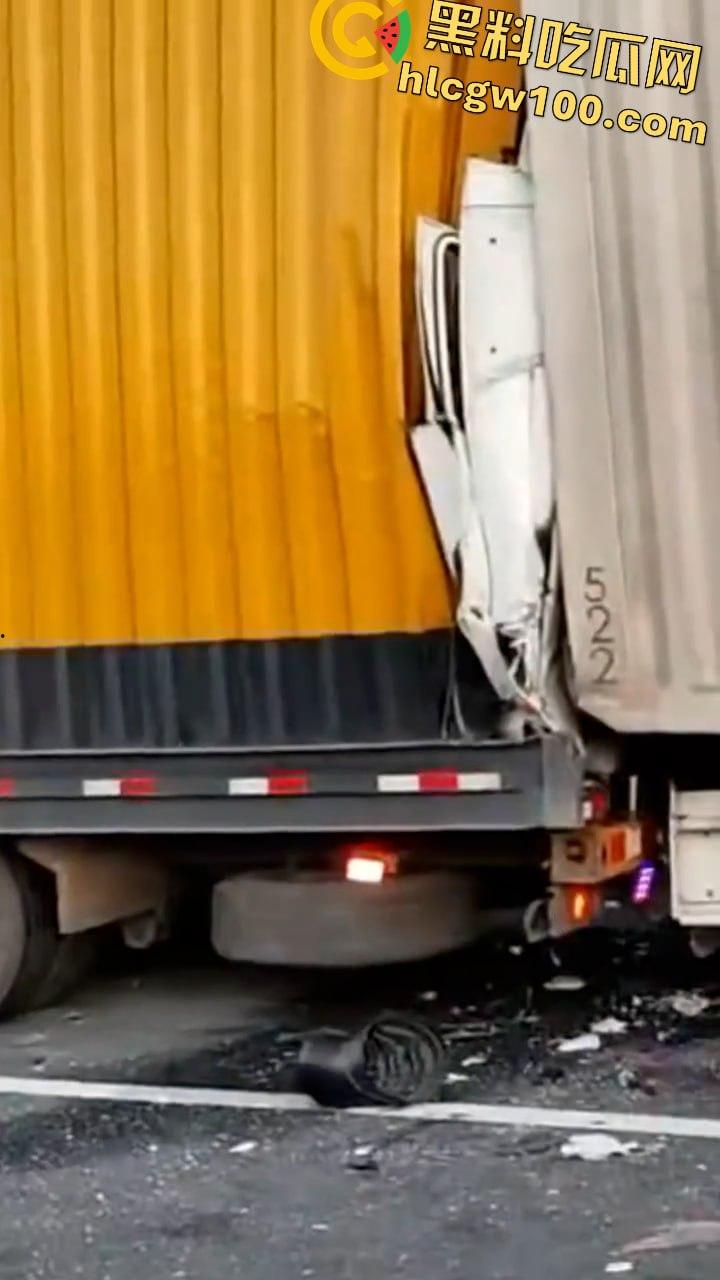 揪心！沪昆高速惊现超级追尾，几十辆车 “叠罗汉”，多辆货车车头被挤压成铁饼  第8张