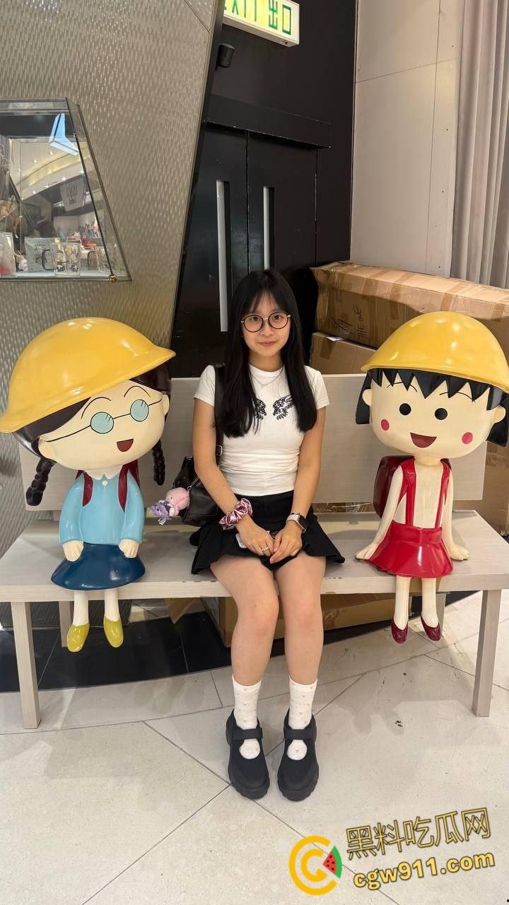 香港清纯学生妹【朱双双】，户外露脸口交，白袜校服跪舔男友大屌，内裤挂在腿上被抬腿后入，还颜射一脸 ！  第1张