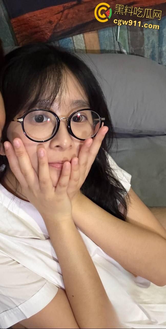 香港清纯学生妹【朱双双】，户外露脸口交，白袜校服跪舔男友大屌，内裤挂在腿上被抬腿后入，还颜射一脸 ！  第2张