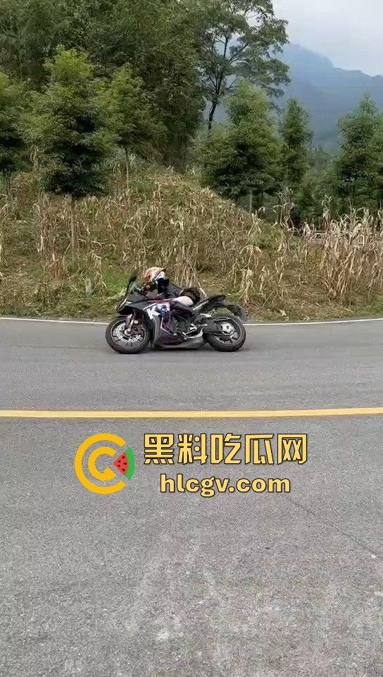 小仙女骑摩托压弯失败摔车！摔得惨不忍睹，看到吃瓜群众拍摄直接破防大骂！  第1张