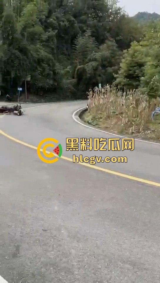 小仙女骑摩托压弯失败摔车！摔得惨不忍睹，看到吃瓜群众拍摄直接破防大骂！  第3张