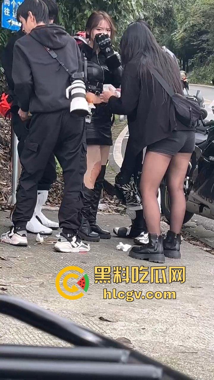 小仙女骑摩托压弯失败摔车！摔得惨不忍睹，看到吃瓜群众拍摄直接破防大骂！  第6张