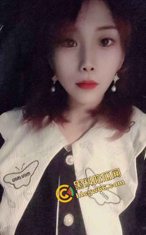 佛山小区人妻骚妇『邵萍丽』偷情嫌老公三下完事，转头让我操得腿软叫不停，高潮后主动舔鸡巴喊香！  第2张