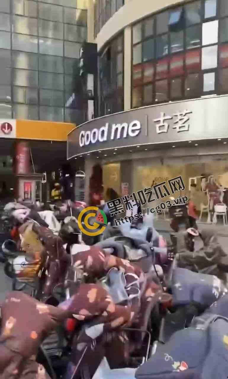 梁山上大分！梁山龙城广场古茗店内当众口交 随后去车中车震 是寻求刺激还是房都开不起  第4张