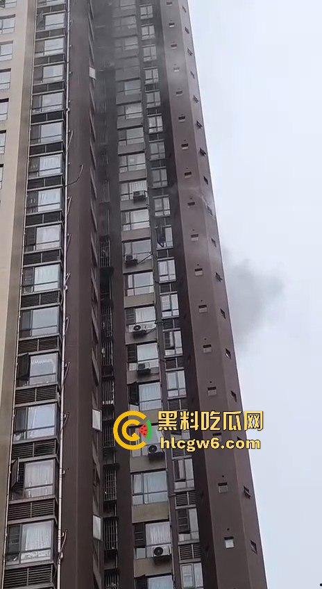 四川乐山峨眉维多利亚小区突发火灾,火灾具体什么原因引起的待确定中，出门在外一定要做好防火。  第7张