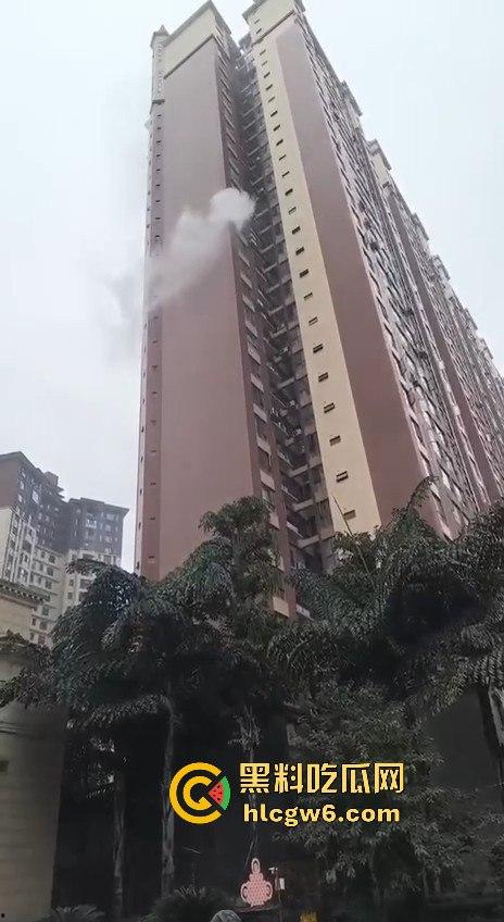 四川乐山峨眉维多利亚小区突发火灾,火灾具体什么原因引起的待确定中，出门在外一定要做好防火。  第10张