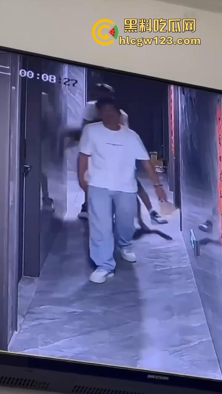 美女520当晚酒醉被两名男子捡尸 强行拖入酒店房间 轮奸2小时酒醒后才被救出 最终两人被拘！  第1张