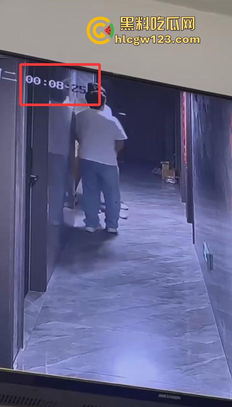 美女520当晚酒醉被两名男子捡尸 强行拖入酒店房间 轮奸2小时酒醒后才被救出 最终两人被拘！  第4张