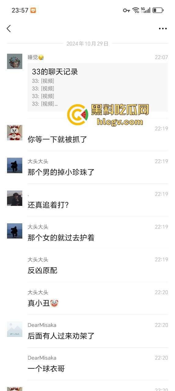 汕头街头捉奸现场变大乱斗！男子抓现行，揪老婆头发猛打，小三哥真爱护花抱腿求饶！  第3张