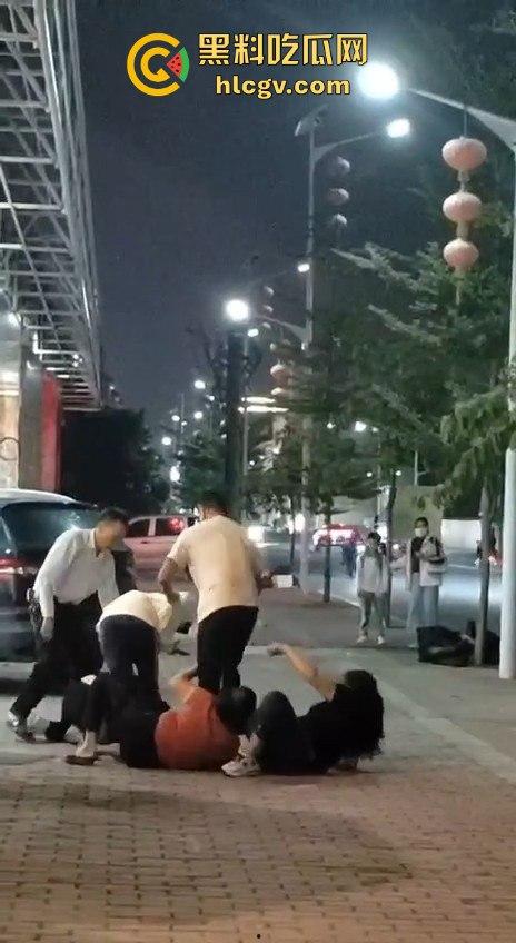 汕头街头捉奸现场变大乱斗！男子抓现行，揪老婆头发猛打，小三哥真爱护花抱腿求饶！  第6张