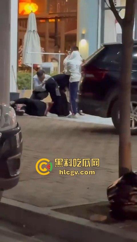 汕头街头捉奸现场变大乱斗！男子抓现行，揪老婆头发猛打，小三哥真爱护花抱腿求饶！  第9张