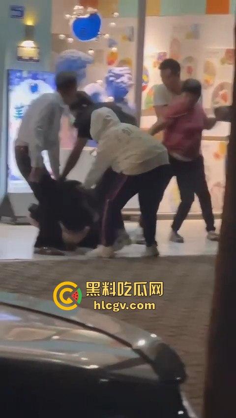 汕头街头捉奸现场变大乱斗！男子抓现行，揪老婆头发猛打，小三哥真爱护花抱腿求饶！  第11张